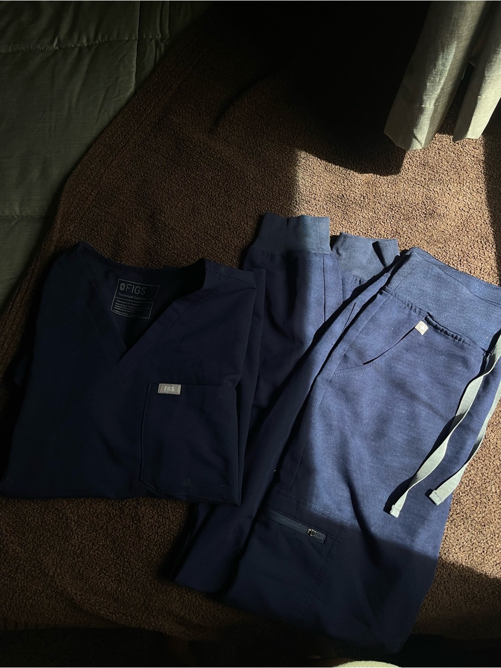 FIGS Womens Navy Scrub set. Top and bottom